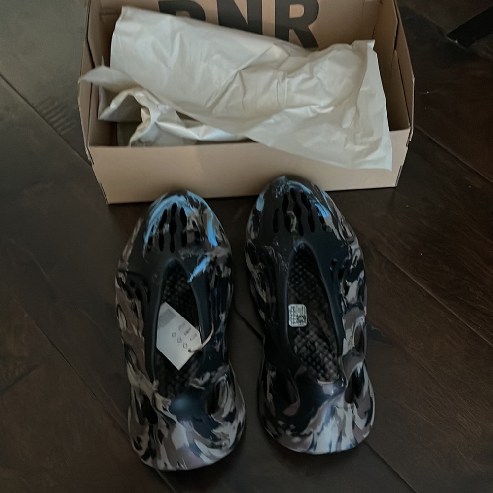 YEEZY RUNNER SIZE 10 - Picture 2 of 7